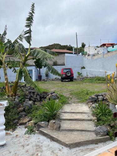 a car parked in a yard next to a house at Casas Asomada in Tanque