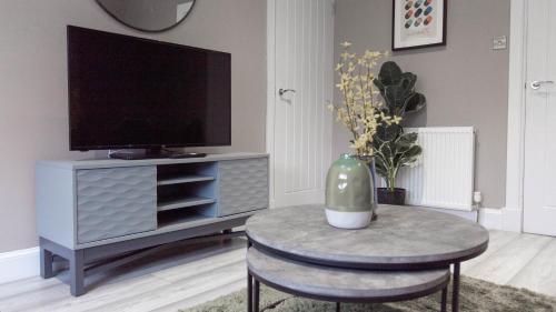 Et tv og/eller underholdning på 3 BDR House At Caledonia Luxe Stays Short Lets & Serviced Accommodation Glasgow