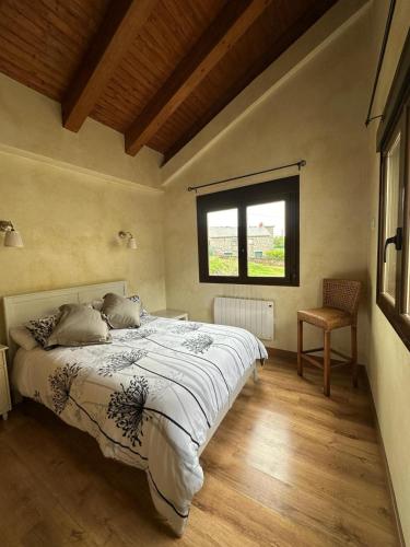 a bedroom with a bed and a window at EL BALCÓN PANORÁMICO DEL TIÉTAR in Mijares
