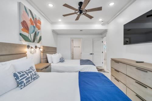 um quarto com 2 camas e uma ventoinha de tecto em Sleeps 20-spacious Suites Near French Quarter em Nova Orleans
