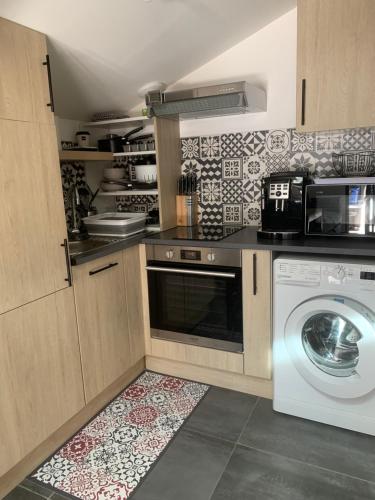 a kitchen with a washer and a washing machine at Studio cocooning au calme au coeur de Montpellier in Montpellier