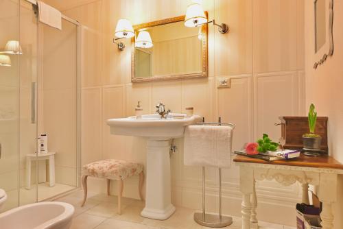 een badkamer met een wastafel en een spiegel bij Greenery House in Empoli