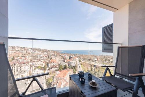 een balkon met een tafel en uitzicht op de stad bij Boho Beat Apartment in Varna