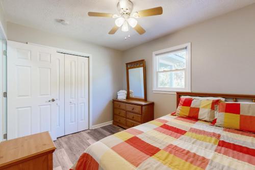 Schlafzimmer mit einem Bett und einem Deckenventilator in der Unterkunft The Grey Pearl in Ocean Isle Beach