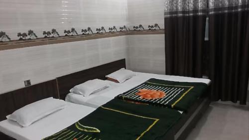 a bedroom with two twin beds with at Goroomgo Riddhi Siddhi Haridwar Near Railway Station - Best Seller in Haridwār
