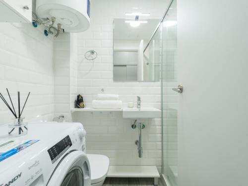 uma casa de banho branca com uma máquina de lavar roupa em Empire Canteras By CanariasGetaway em Las Palmas de Gran Canaria