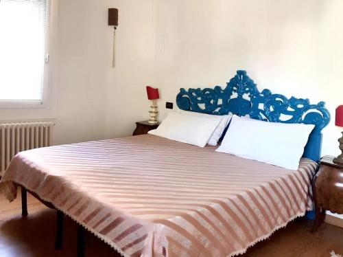 1 cama con cabecero azul en un dormitorio en One bedroom apartement with city view and wifi at Venezia, en Venecia