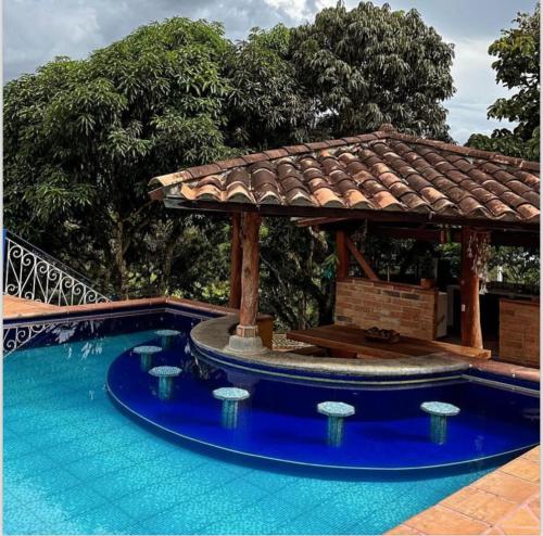 - une piscine avec un kiosque à côté de la piscine dans l'établissement Finca rincón del paraíso, à Los Andes