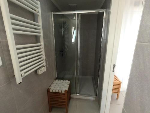 a shower with a bench in a bathroom at Almada apartamento T1 - 1 Renovado, Laranjeiro in Almada