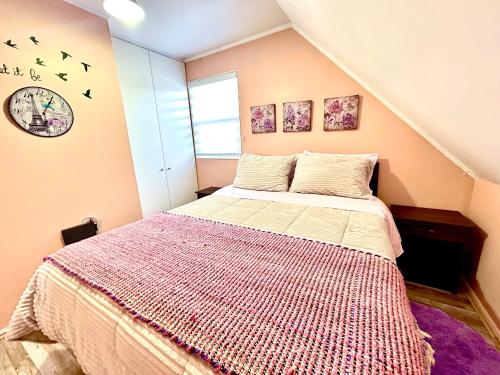 1 dormitorio con 1 cama con manta roja en Casa sector residencial 3 dormitorios, en Puerto Montt