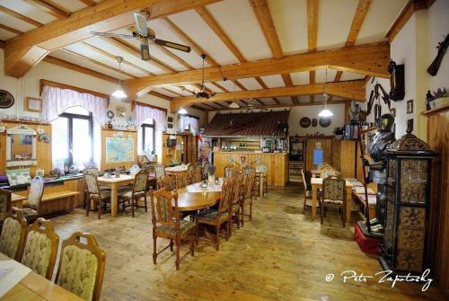 een eetkamer met houten tafels en stoelen bij Hotel Jef a Krčma u Rytíře in Doubice