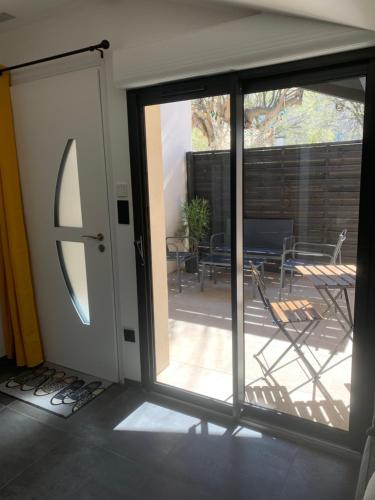 przesuwane szklane drzwi prowadzące na patio w obiekcie Studio cocooning au calme au coeur de Montpellier w Montpellier