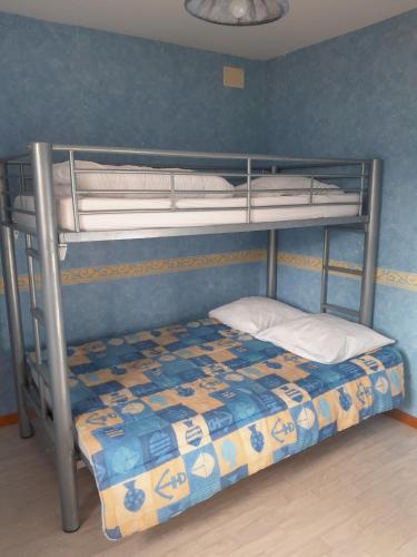 - un lit superposé avec un lit superposé en bas dans un dortoir dans l'établissement la fontaine bénite, à Seyssel