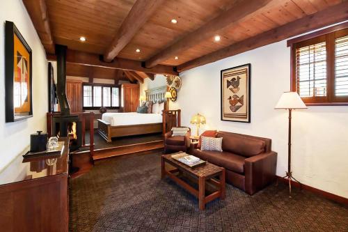 - un salon avec un canapé et un lit dans l'établissement Rancho Caymus Inn, à Rutherford