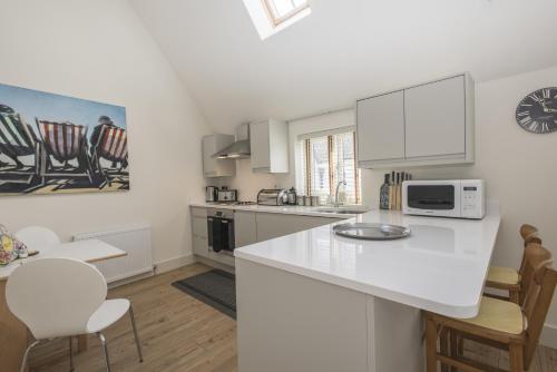 A kitchen or kitchenette at Black Lion Court 