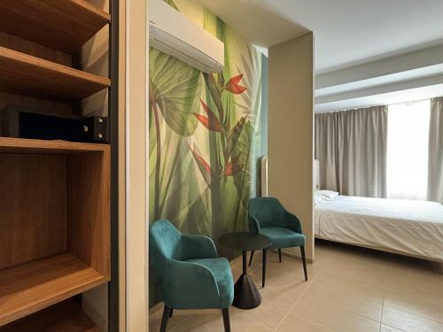 トラーパニにあるカーサ ヴァカンツェ ファルデッラ チェントラーレのホテルルーム(椅子2脚付)とベッドルーム1室が備わります。