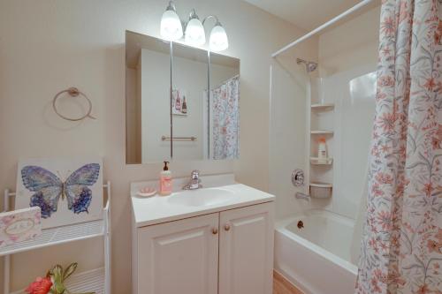 Cozy Anchorage Apartment with Mountain Views في أنكوراج: حمام أبيض مع حوض ودش