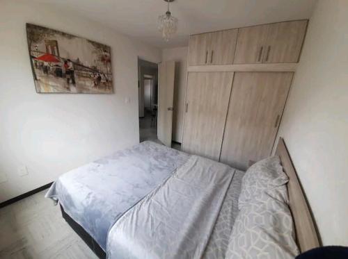- une chambre avec un lit et une armoire en bois dans l'établissement Departamento Aeropuerto para 6, à Huejotzingo