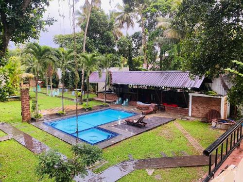a house with a swimming pool in a yard at The Shade Brothers in Katunayake