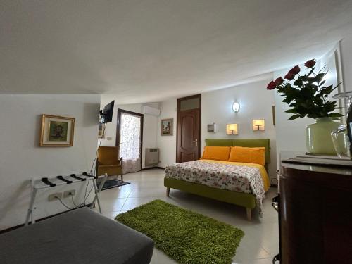 - une chambre avec un lit doté d'oreillers orange et d'un canapé dans l'établissement TERRE AGRICOLAE B&B, à Marina