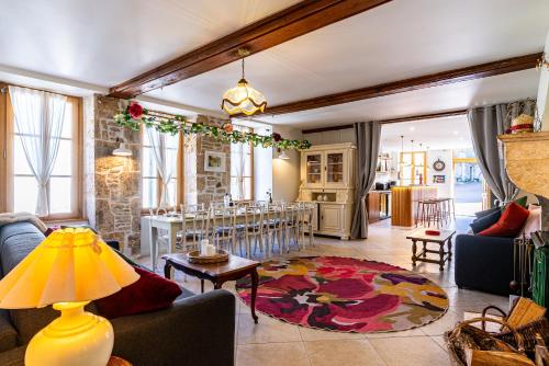 un salon avec un canapé et une table dans l'établissement La Maison George, à Flavigny-sur-Ozerain