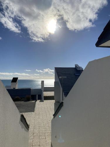 une vue sur l'océan depuis le balcon d'une maison dans l'établissement Terrasse sur la Mer, à Audierne
