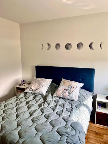 - une chambre dotée d'un lit avec des plaques de cuisson sur le mur dans l'établissement Comme à la maison 10mn du Stade de France, à Aubervilliers
