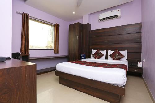 een slaapkamer met een groot bed en een raam bij Collection O Hotel City Star in Raipur