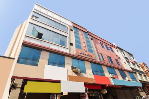 un edificio con ventanas coloridas en una calle de la ciudad en OYO Hotel Moonlight en Hisār