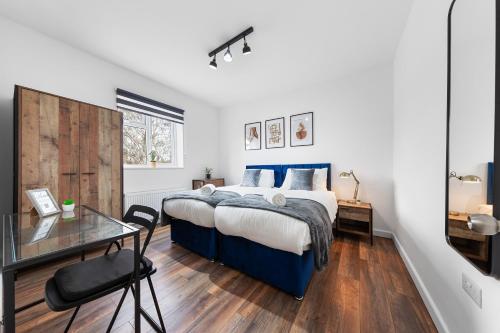um quarto com uma cama king-size e uma mesa de vidro em Luxury home-Sleeps 11-Central-Games-Free Parking em Southampton