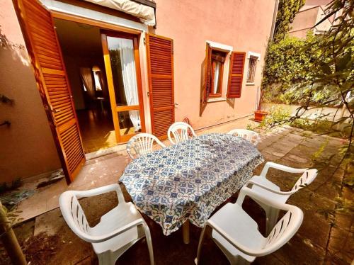 a table and chairs sitting on a patio at Frau, grazioso trilocale in centro a Numana con spazio esterno in Numana