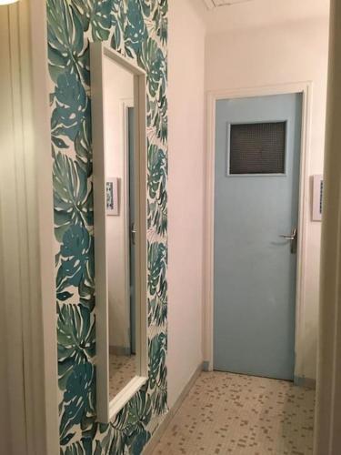 - un couloir avec un miroir et une porte dans la chambre dans l'établissement Villa Amahenthe, à Six-Fours-les-Plages
