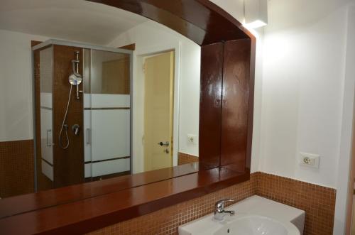une salle de bain avec un lavabo et un miroir dans l'établissement Appartamento Athena, à Bari
