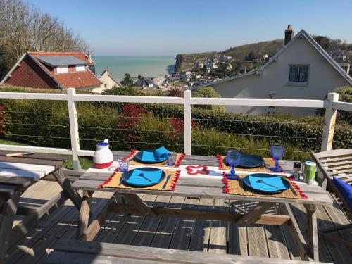- une table de pique-nique sur une terrasse avec vue sur l'océan dans l'établissement La Falaise Bleue - Vue mer - Plage à pied, à Veules-les-Roses