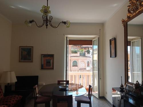 ein Esszimmer mit einem Tisch und einem Fenster in der Unterkunft Il Vostro Comfort in Rom