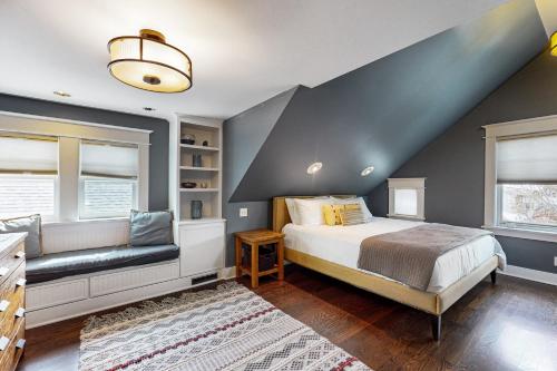 - une chambre avec un lit et un mur bleu dans l'établissement West Woodland Wonder, à Seattle
