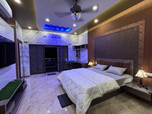 Bhoomiputra Mansion في ميسور: غرفة نوم بها سرير كبير في الغرفة