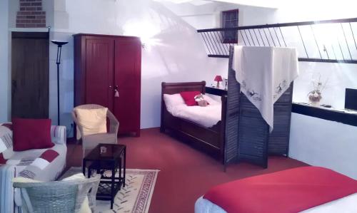 sala de estar con cama y sofá en Studio avec jardin clos et wifi a Thilouze, en Thilouze