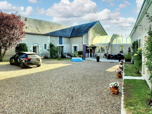 una casa con un coche aparcado en la entrada en Studio avec jardin clos et wifi a Thilouze, en Thilouze