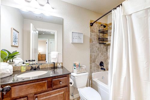 een badkamer met een wastafel, een toilet en een douche bij Dirt Haven High Point at Coler in Bentonville