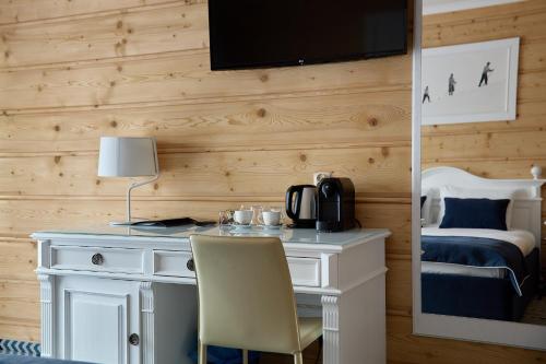 a desk in a room with a bed and a desk with a chair at New Willa Jan in Zakopane