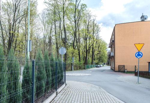 een straat met een hek naast een gebouw bij Apartament Węglowa 21 in Żywiec