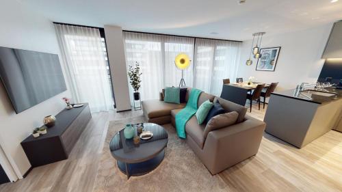 sala de estar con sofá y mesa en block E, 13 Sonnentalstrasse en Zúrich