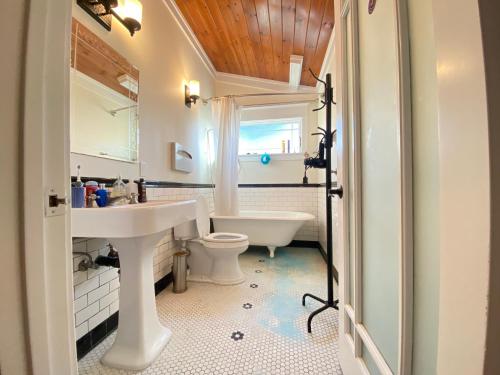 a bathroom with a sink and a tub and a toilet at Venice Beach International Traveler Cabins - Surf & Yoga & E-Bike in Los Angeles