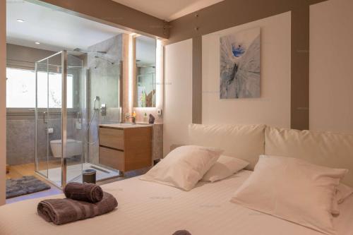una camera con letto e un bagno con doccia di Savoielac - Lac d'Annecy - Talloires - Vue panoramique : Villa Egalité Golf a Talloires