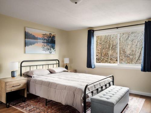 Säng eller sängar i ett rum på Modern Mountain Cottage w Hot Tub, Fire Pit, WiFi