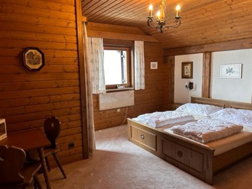 ein Schlafzimmer mit einem großen Bett in einem Holzzimmer in der Unterkunft Sweet Home Klippitztörl in Bad Sankt Leonhard im Lavanttal