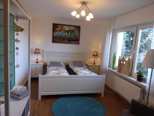 sypialnia z 2 łóżkami i oknem w obiekcie Haus im Grünen w mieście Bornheim