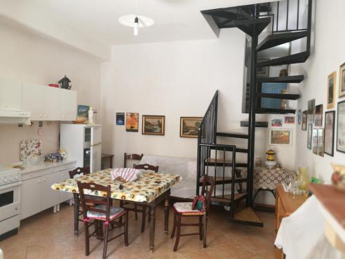 eine Küche und ein Esszimmer mit einem Tisch und Stühlen in der Unterkunft All'antico orologio da Maria in Miglionico