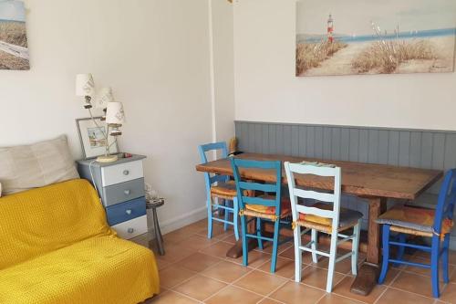 une salle à manger avec une table et des chaises dans l'établissement Ambiance bord de mer, à Saint-Georges-de-Didonne